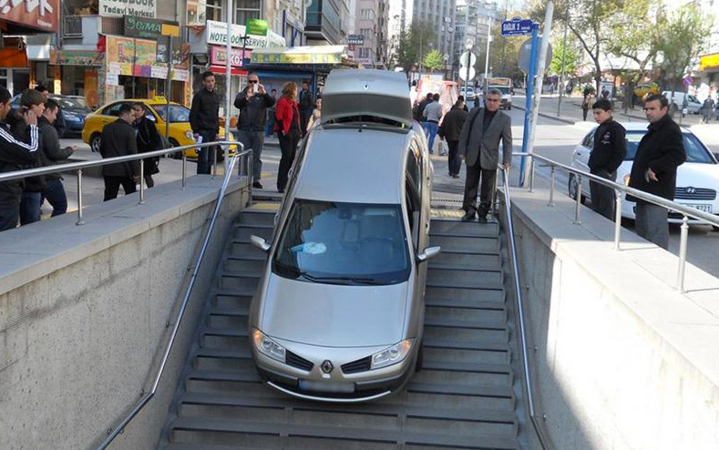 Metroda akıl almaz kaza!