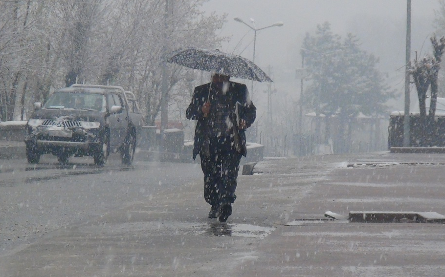 Nisan ortasında lapa lapa kar yağdı