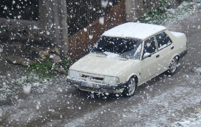 Nisan ortasında lapa lapa kar yağdı