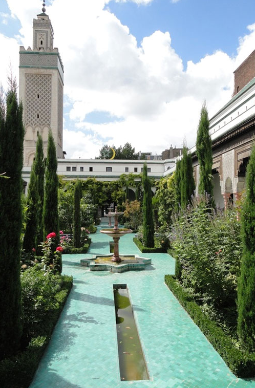 Sehit düşen müslümanların anısına Paris Büyük Camii