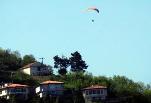 Paraşütçü yere böyle çakıldı