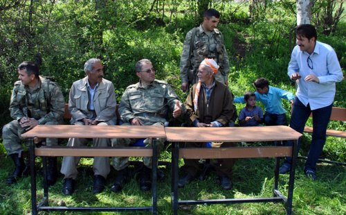 Aktütün'de barış halayı çekildi