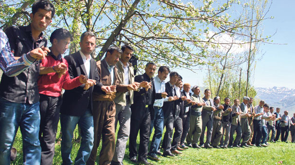 Aktütün'de barış halayı çekildi