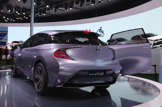 Toyota'dan 6 kişilik yeni hibrid