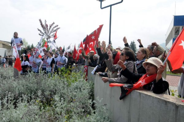 Akil İnsanlar'a etten duvar ördüler