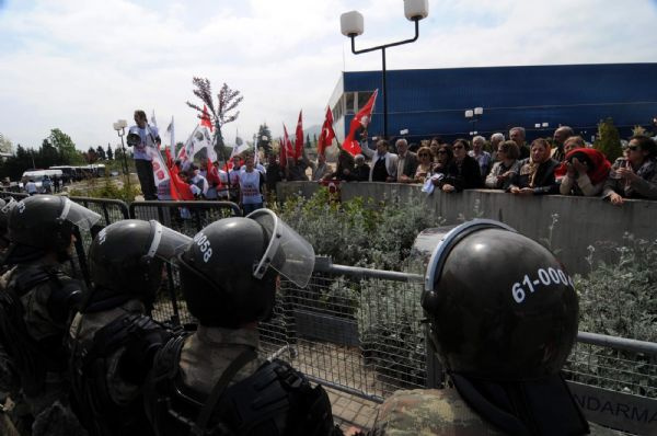 Akil İnsanlar'a etten duvar ördüler