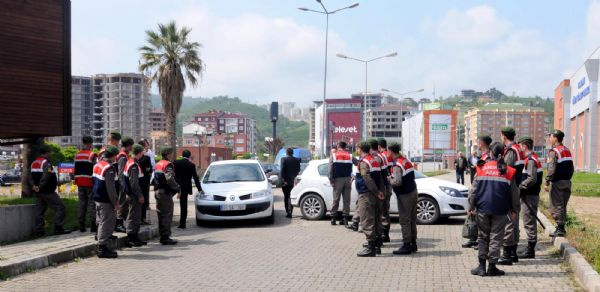 Akil İnsanlar'a etten duvar ördüler