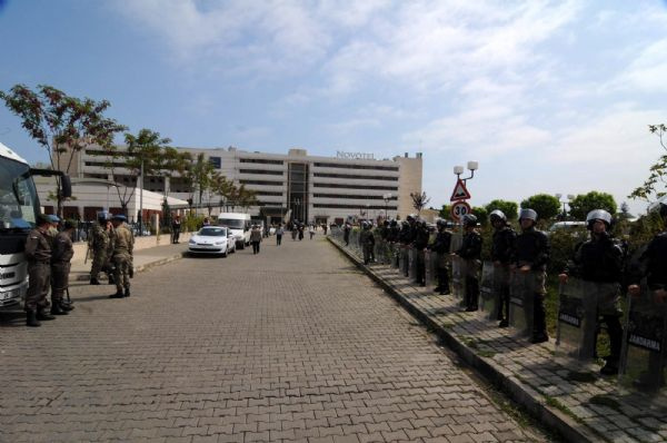 Akil İnsanlar'a etten duvar ördüler