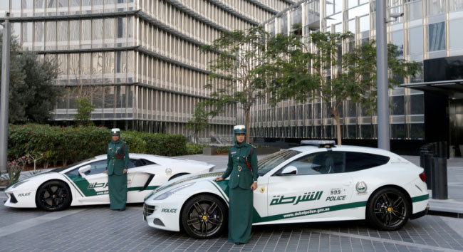 Çılgın Dubai Ferrari'yi polis arabası yaptı 