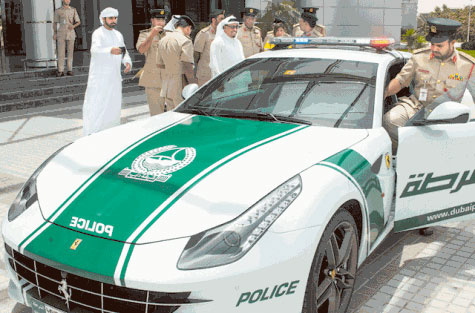 Çılgın Dubai Ferrari'yi polis arabası yaptı 