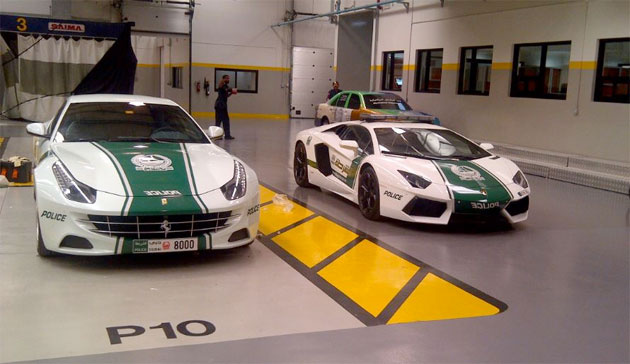 Çılgın Dubai Ferrari'yi polis arabası yaptı 