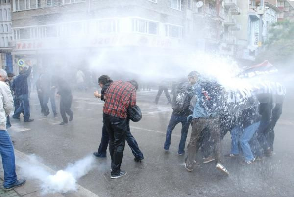 AK Parti'ye yürümek istediler, gazı yediler