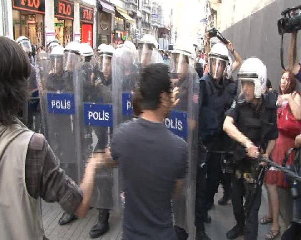 Polisten göstericilere çok sert müdahale