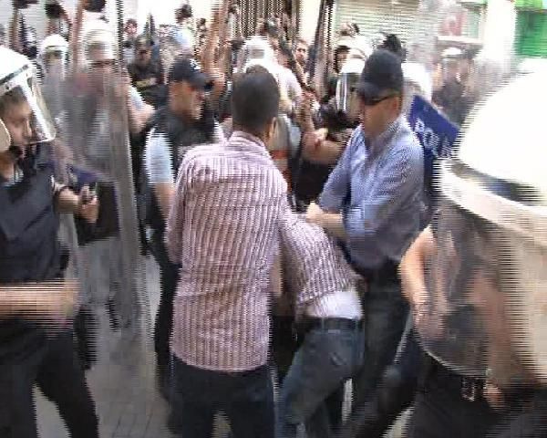 Polisten göstericilere çok sert müdahale