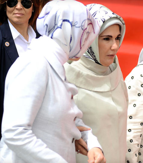 Hayrünnisa Gül ve Emine Erdoğan el ele
