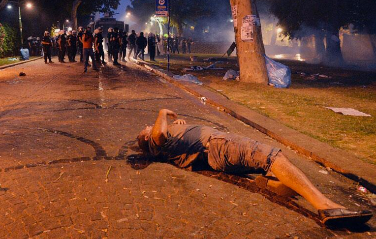 Taksim Gezi Parkı savaş alanı gibi...