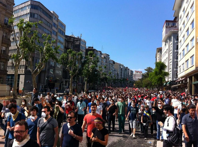 Polis Gezi Parkı'ndan çekilmeye başladı