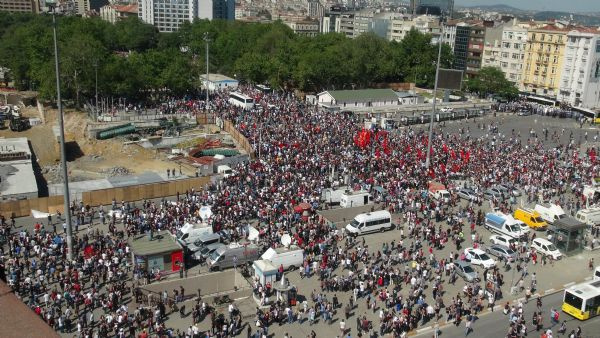 Polis Gezi Parkı'ndan çekilmeye başladı