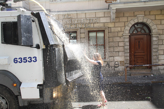 TOMA'nın önüne çıkan siyahlı kadın