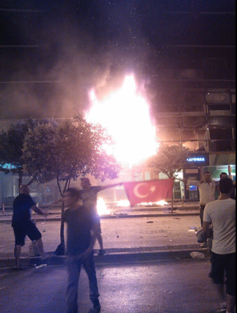 İzmir AKP binası böyle yakıldı