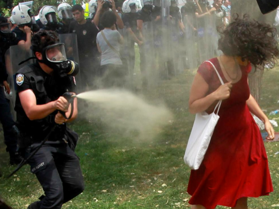 'Kırmızılı kadın' fotoğrafının devamı