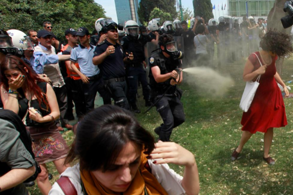 'Kırmızılı kadın' fotoğrafının devamı