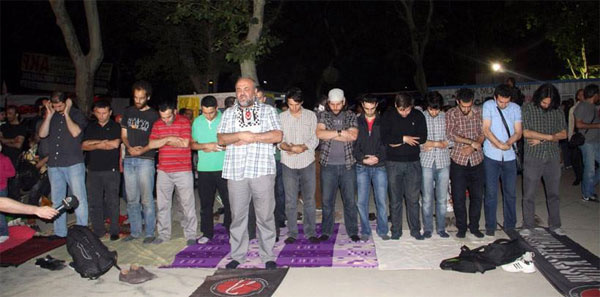 Gezi'de namazlı dualı gece
