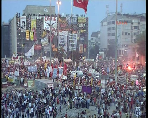Taraftarlar Taksim'i kırmızıya boyadı