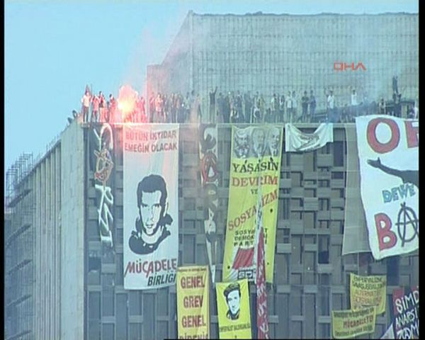 Taraftarlar Taksim'i kırmızıya boyadı