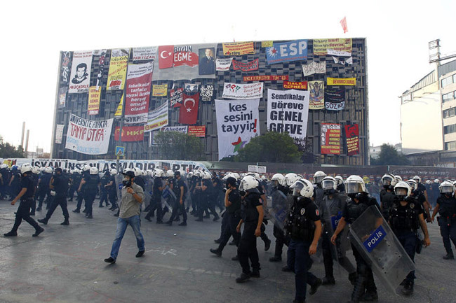 İşte AKM'nin üzerinden temizlenen pankartlar