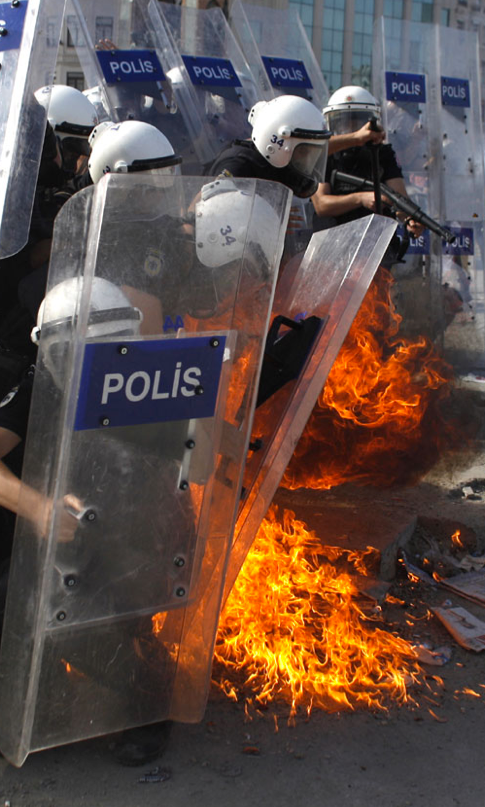 Taksim'de polisler alevler arasında kaldı