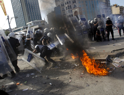 Taksim'de polisler alevler arasında kaldı