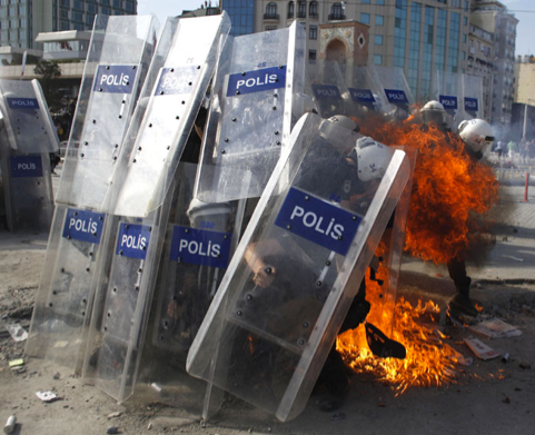 Taksim'de polisler alevler arasında kaldı