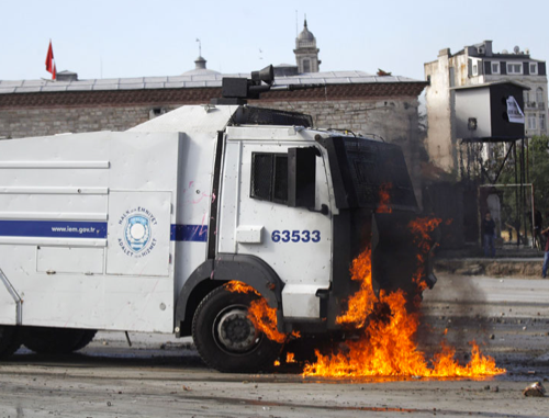 Taksim'de polisler alevler arasında kaldı