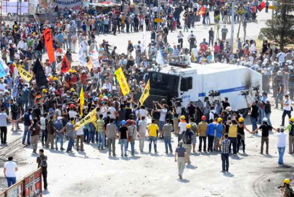 Taksim Meydanı'nda insan zinciri
