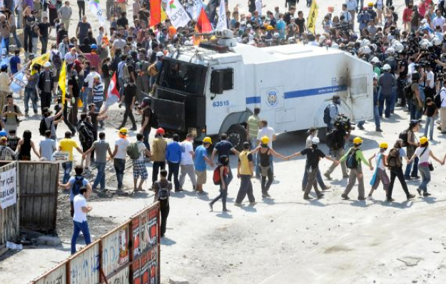 Taksim Meydanı'nda insan zinciri