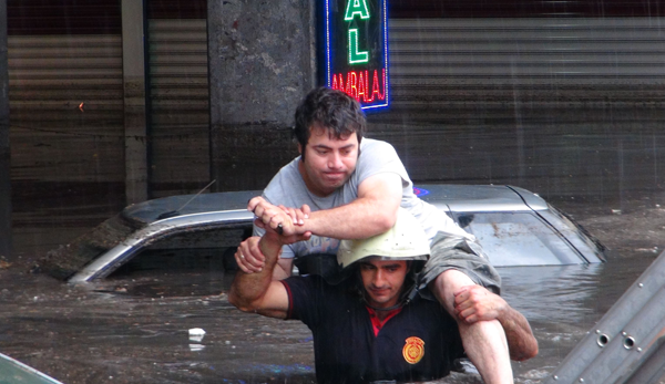 İstanbullu yolda boğulacaktı