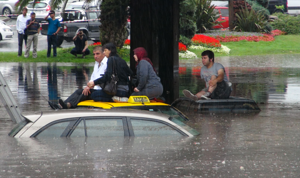 İstanbullu yolda boğulacaktı
