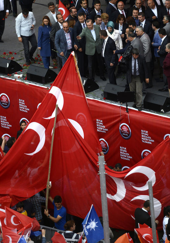 AK Parti mitinginde MHP bayrakları