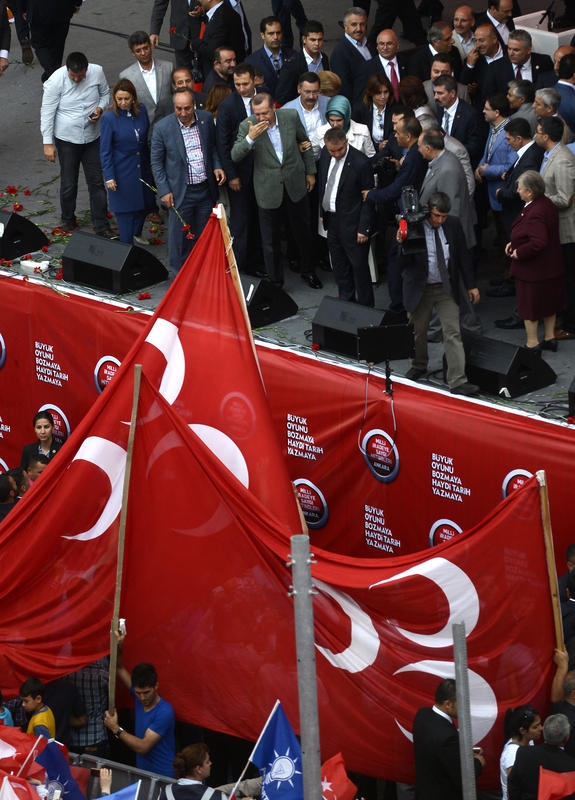 AK Parti mitinginde MHP bayrakları