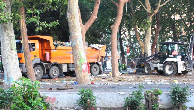 Taksim yeni güne böyle uyandı...