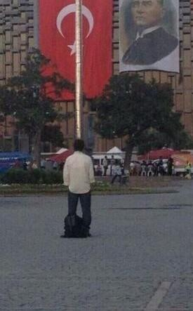 Saatlerdir Taksim'e öylece duruyor