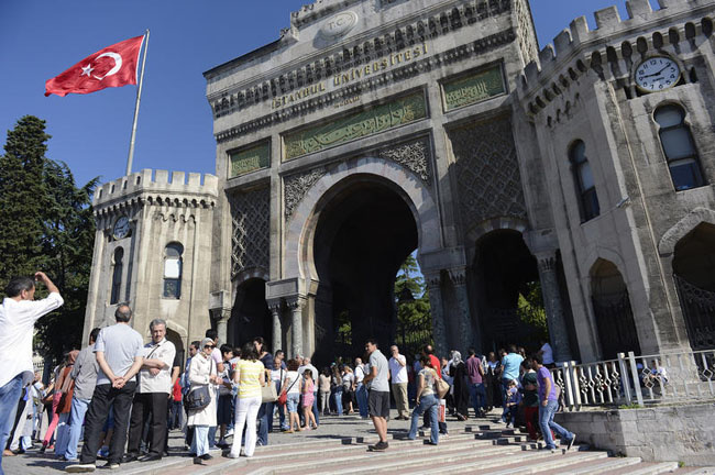 Öğrenciler içeride aileler kapıda ter döktü