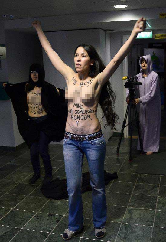 Femen çıldırdı! Camide soyundular!