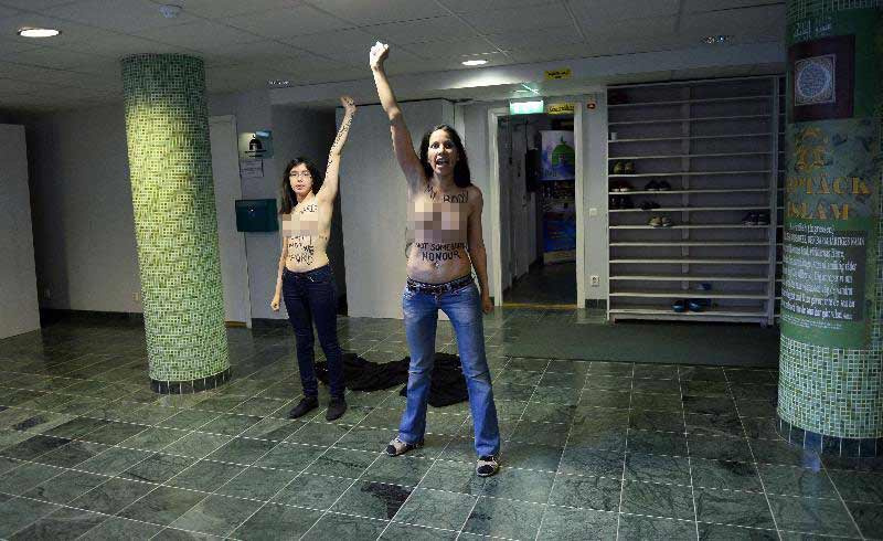 Femen çıldırdı! Camide soyundular!