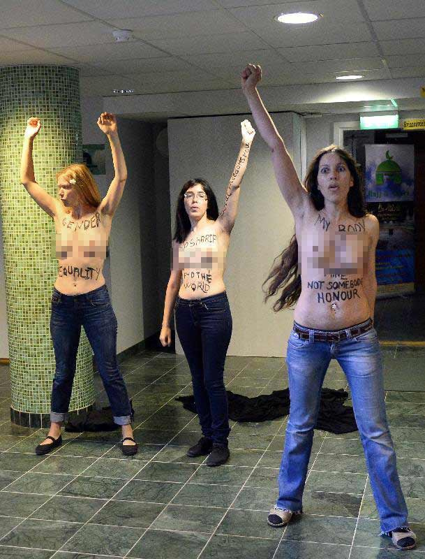 Femen çıldırdı! Camide soyundular!