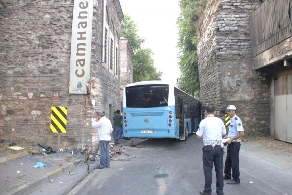 Halk otobüsü tarihi binaya çarptı