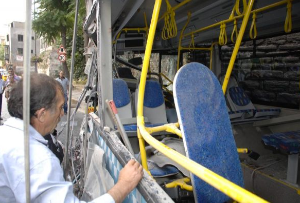 Halk otobüsü tarihi binaya çarptı