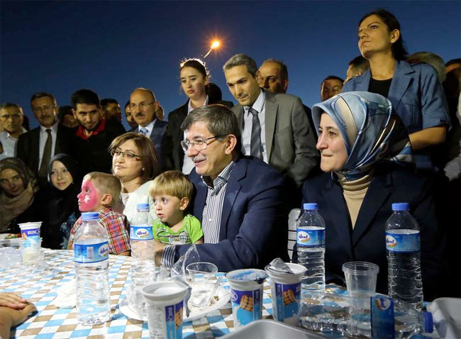 Davutoğlu Suriyelilerle iftar açtı