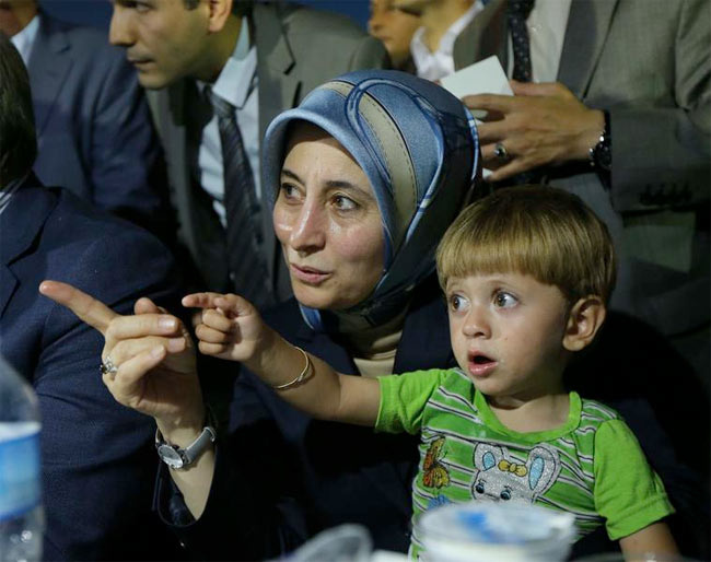 Davutoğlu Suriyelilerle iftar açtı